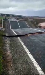 Övünülen yolların son hali. Sel ana yolu yuttu