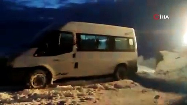 Muradiye'de yolda mahsur kalanların imdadına karla mücadele ekipleri yetişti