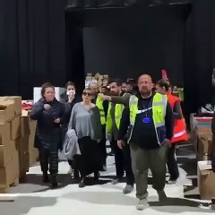 Sezen Aksu yardım depolarını ziyaret etti. Günlerdir deprem bölgesinde