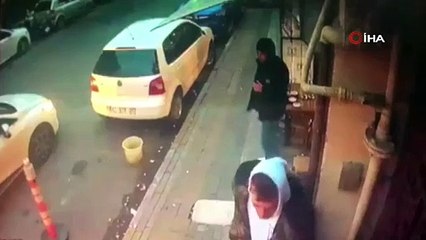 Kurşun yağmuruna tutulan gençler çaylarını bırakmadı