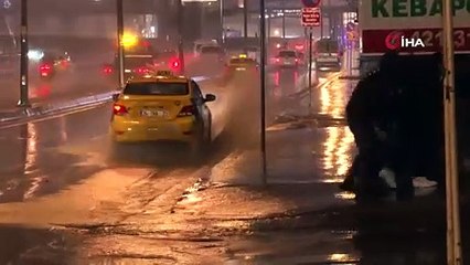 İstanbul'da sağanak yağış etkisini gösterdi