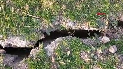 Ceyhan Nehri kıyısında deprem sonrası büyük yarıklar oluştu