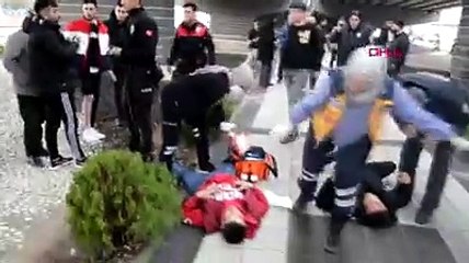 Dört lise öğrencisi bıçaklandı.İki grup arasındaki kavgada okulun önü kan gölüne döndü