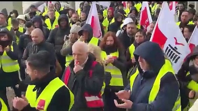 Almanya’da grev nedeniyle yüzlerce uçuş iptal oldu