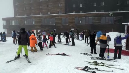 Kartalkaya Kayak Merkezi'nde kar etkili oluyor