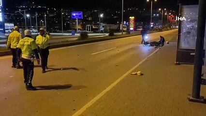 Otomobilin çarptığı motosikletliler metrelerce savruldu