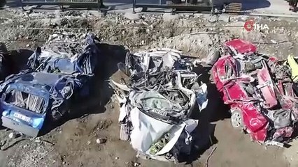Depremde milyonluk araçlar kağıt gibi ezildi