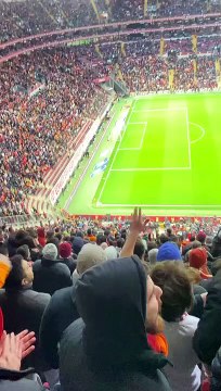 Galatasaray tribünlerinde 'Hükümet istifa' sesleri. 3 büyükler ilk kez aynı tezahüratı yaptı: İstifa ulan