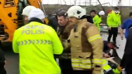 Beton mikseri aracın üzerine devrildi