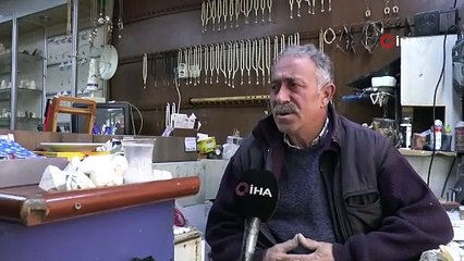 Gören şaşkına dönüyor. Çayına şeker yerine bakın ne atıyor