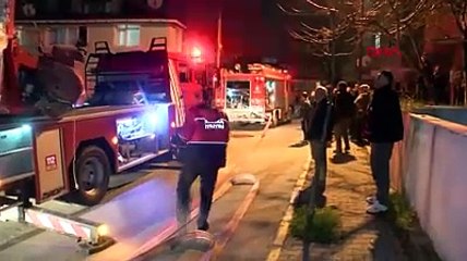 Pendik'te 3 katlı binanın çatı katı alev alev yandı