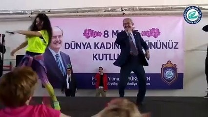 Yılmaz Büyükerşen’in kadınlarla zumba yaptığı 2019 videosunu trol hesaplar yeniden gündeme getirdi