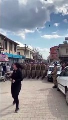 Komandolar marşlarla deprem bölgesinden ayrıldı. Halk alkışlarla uğurladı