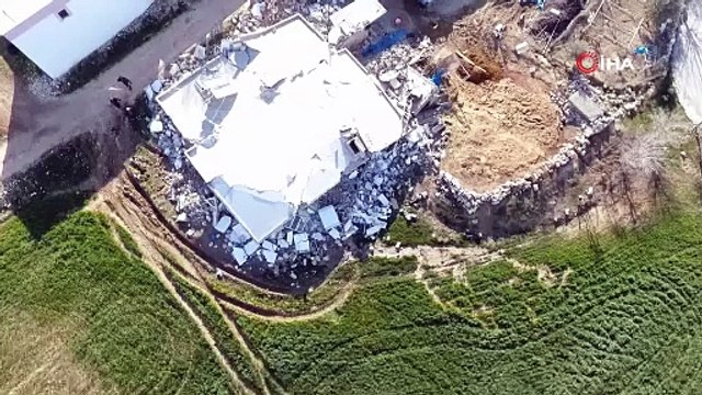 Her gün enkazın altına sürünerek girip besliyor