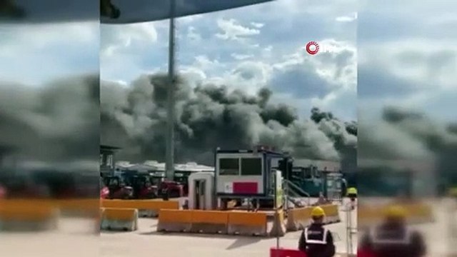 Fabrika yandı gökyüzünü duman kapladı