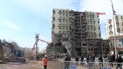 Galeria Sitesi kontrollü yıkılırken kontrolden çıktı bina çöktü