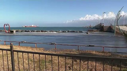 İskenderun'da lodosta yükselen deniz suyu kenden çekilmeye başladı