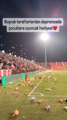 Bosna Hersek'teki maçta sahaya oyuncak yağdı. Hepsi depremzede Türk çocukları için