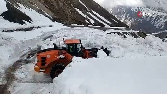 Kar kalınlığı iş makinesinin boyunu aştı