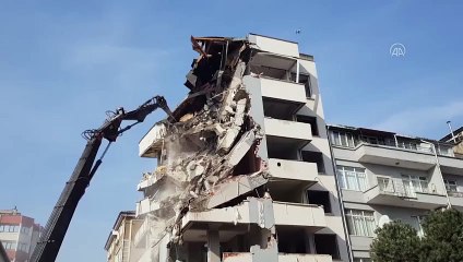 1999 depreminde hasar almıştı. Yıkımına 24 yıl sonra başlandı