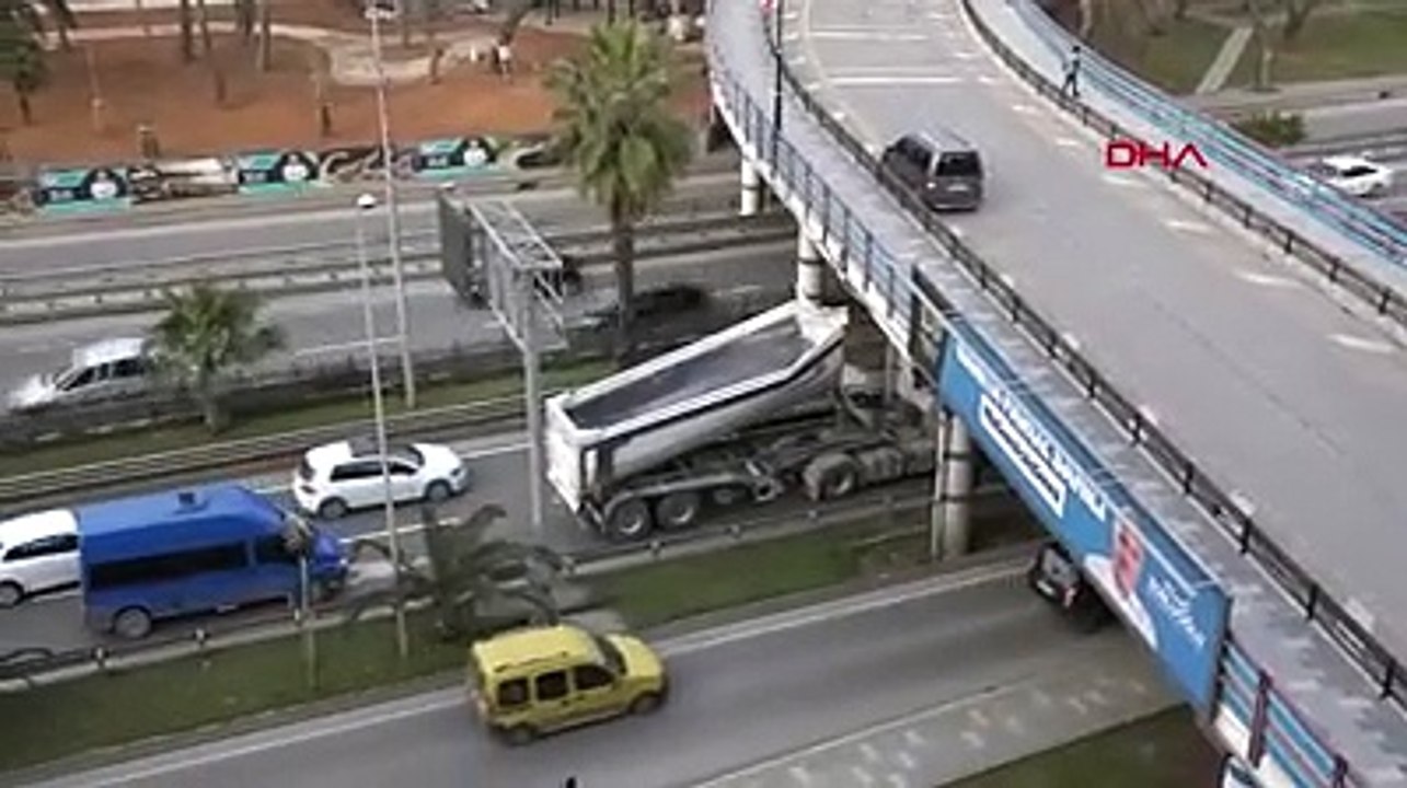 Hafriyat kamyonunun açılan damperi köprüye çarptı