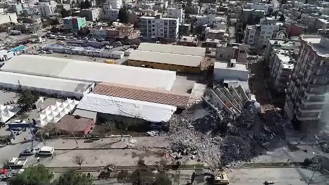 Adıyaman'da enkaz kaldırma ve binaların yıkım işlemleri sürüyor