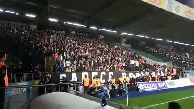 Hani futbolda siyaset istemiyordunuz: İzmir Marşı’na bakın hangi tezahüratla karşılık verdiler