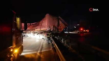 Hayvana çarpmamak için direksiyonu kırdı. TIR devrildi
