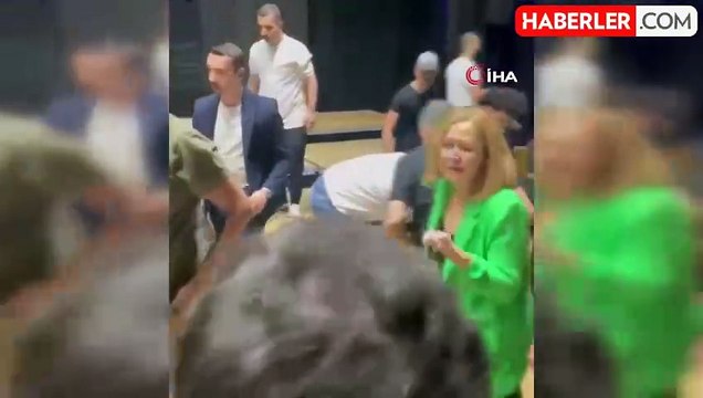 Mezuniyet töreni az kalsın faciayla bitiyordu! Dev ekranın devrilme anı kamerada