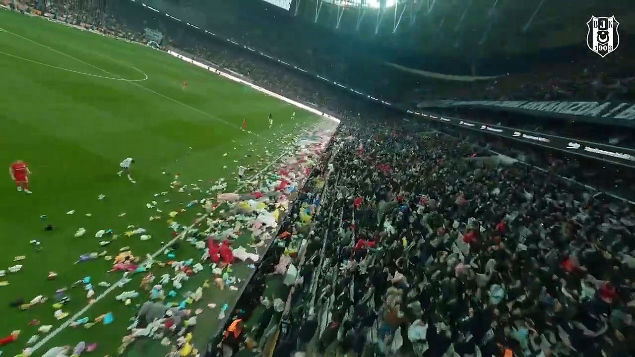 İrem Derici: Ağlamaktan helak oldum. Beşiktaş Antalyaspor maçını tribünden izledi