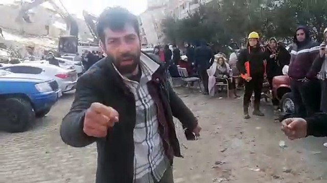 Hataylı depremzede Erdoğan’a isyan etti: 5 bin tane korumayla gezmeyi biliyorsun. Neredesin?