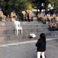 Küçük kız deprem bölgesindeki Mehmetçiklere İzmir Marşı'nı söyledi. Mehmetçikler sessizce küçük kızı dinledi