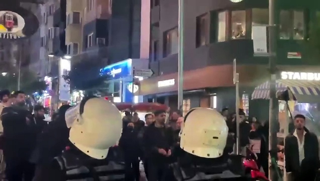 Fenerbahçe'nin kalesi Kadıköy'ün Bahariye Caddesi'nde 'Hükümet istifa' sloganları atıldı. Polis müdahale etti