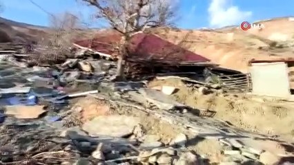 Önce deprem vurdu sonra heyelan yuttu