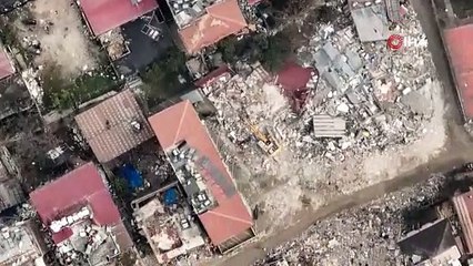 AKP İlçe yöneticisi depremden etkilenmeyen villasının bahçesine AFAD çadırı kurdurdu. Depremzedeler çadır beklerken