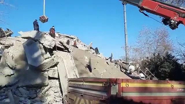 Vinçle Kur’an kursunun kasasını ‘kurtardılar’. İnsanlar enkaz altında yardım beklerken