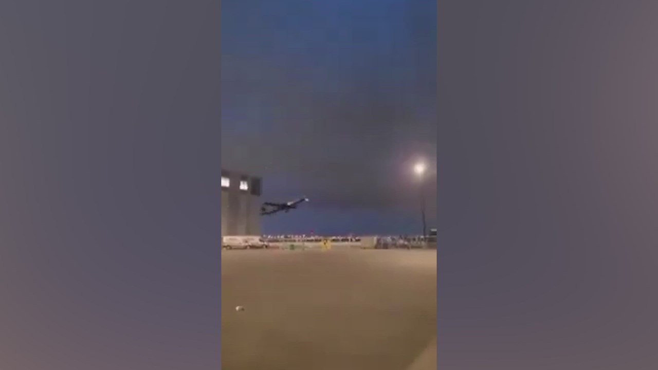 Un avión tiene que aterrizar de emergencia tras que se vieran llamas en su motor en el despegue