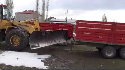 Depremde hasar gören minare kontrollü yıkıldı