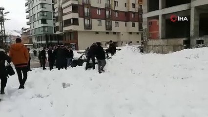 Çatıdan düşen kar kütlesi aracı hurdaya çıkardı