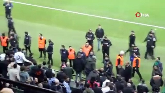 Depremzedeler için düzenlenen maçta rezillik