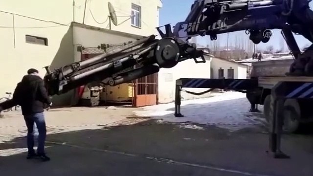 Depremde hasar gören cami minaresi kontrollü yıkıldı