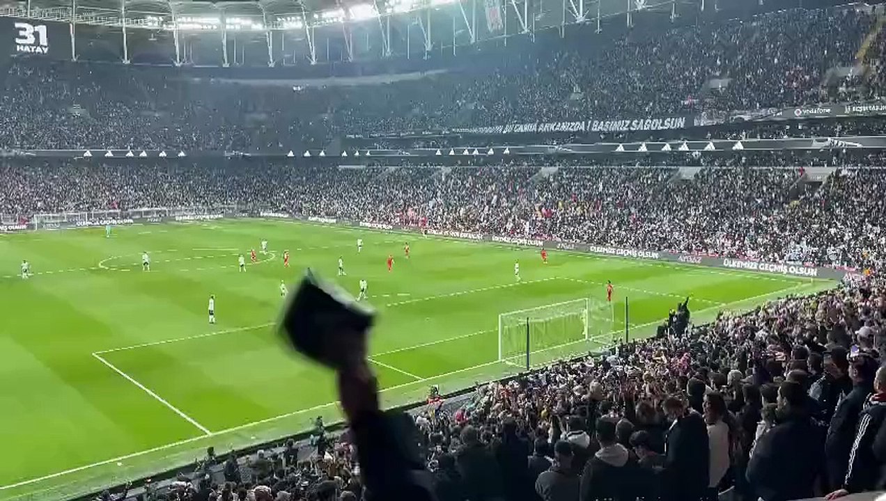 Böylesi görülmedi. Saha kenarı doldu. Beşiktaşlı taraftarın attığı oyuncaklar dağ gibi oldu