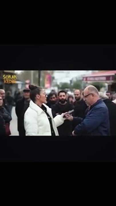 AKP'nin 21 yıldır iktidarda kalma sırrını açıkladı. Sokak röportajında konuştu herkes etrafına toplanıp ağzı açık dinledi