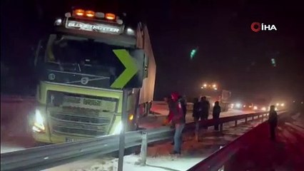 Kar yağışı nedeniyle kayan tır yolu kapattı