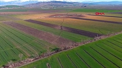 Havadan görüntülendi. İşte tarım arazilerini kaydıran fay hattı