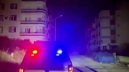 Hatay'daki 6,4 ve 5,8 büyüklüğündeki deprem anı kameralara böyle yansıdı. Polis arabasını  kaldırıp kaldırıp asfalta vurdu