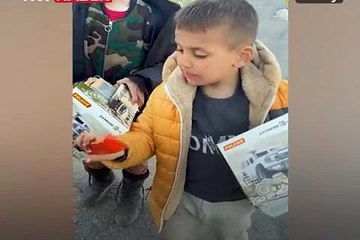 Köy çocukları kendilerine verilen çikolatayı fazla buldu: Bunları da başkalarına ver. Bu çocuklardan utanın