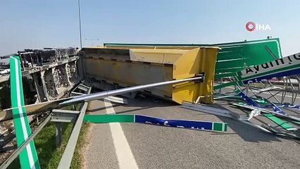 Dorsesi açılan kamyon ortalığı savaş alanına çevirdi