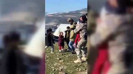 Depremzede çocuklar iki gün sonra sahaya çıkarılan Atatürk'ün askerlerini görünce sevinçle sarıldı