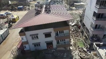 Kurutulmuş biber çuvalları binanın yıkılmasını engelledi